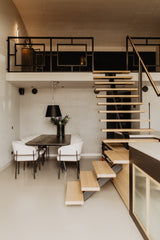 Luxe loft in oude textielfabriek met maatwerk keuken en designtrap
