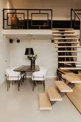 Luxe loft in oude textielfabriek met maatwerk keuken en designtrap