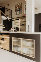 Luxe loft in oude textielfabriek met maatwerk keuken en designtrap