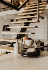 Luxe loft in oude textielfabriek met maatwerk keuken en designtrap