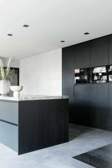 Italiaanse betonlook vloer-Italiaanse betonlook vloer-betonlook vloer,dunne gietvloer,Italiaanse betonlook vloer,minimalistisch interieur vloer,moderne vloerafwerking,naadloze vloer,natuurlijke uitstraling vloer,onderhoudsvriendelijke vloer,robuuste vloer,slijtvaste vloer,woonkamer-Italiaanse betonlook vloer-OBLY