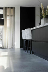 Italiaanse betonlook vloer-Italiaanse betonlook vloer-betonlook vloer,dunne gietvloer,Italiaanse betonlook vloer,minimalistisch interieur vloer,moderne vloerafwerking,naadloze vloer,natuurlijke uitstraling vloer,onderhoudsvriendelijke vloer,robuuste vloer,slijtvaste vloer,woonkamer-Italiaanse betonlook vloer-OBLY