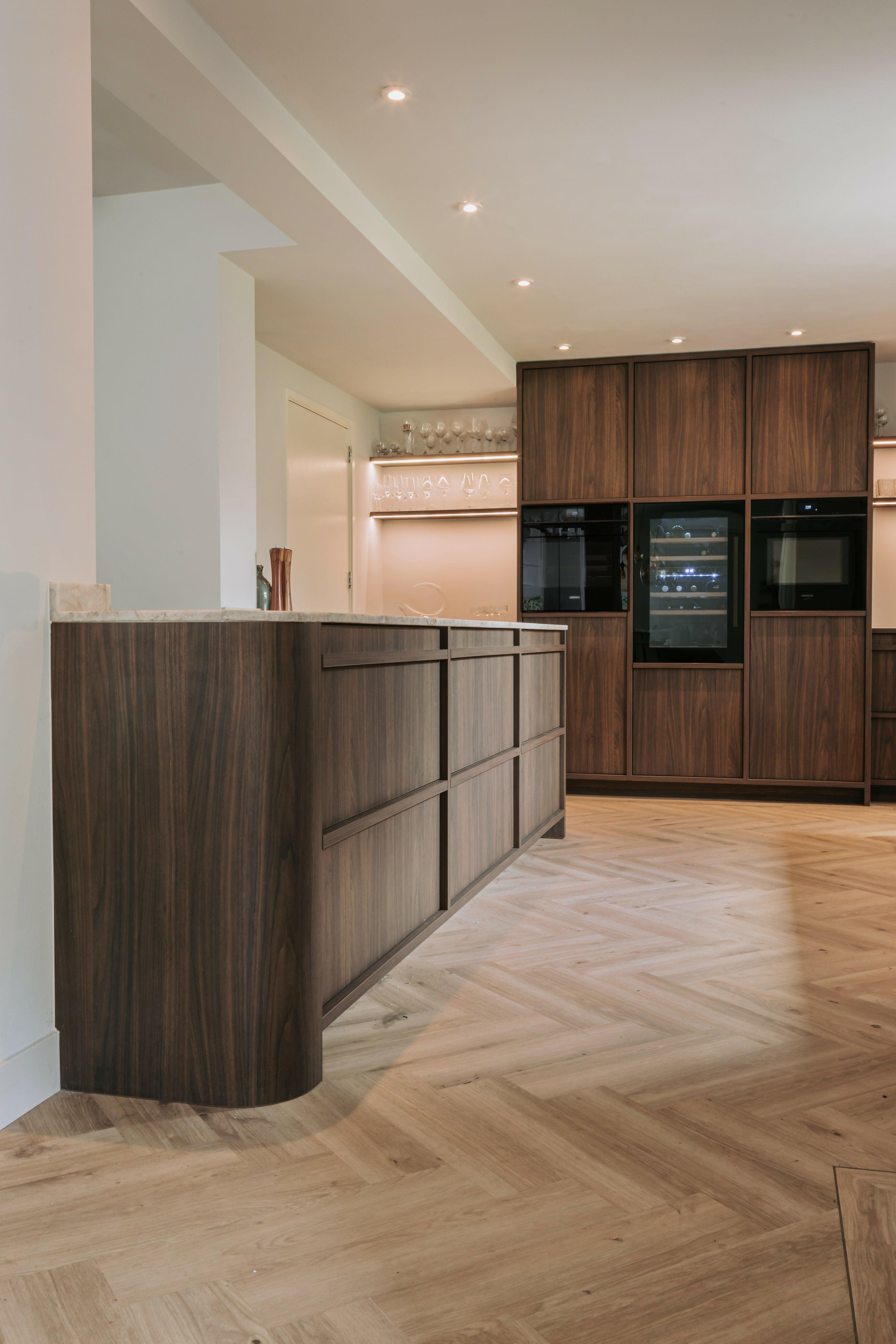 Japandi Keuken & Woonkamer Integratie-Hout en Vorm-design keuken interieur,Japandi,japandi keuken,Keuken,keuken met donker hout,keuken met natuursteen blad,luxe maatwerk keuken,minimalistische keuken,moderne japandi stijl,Woonkamer-OBLY