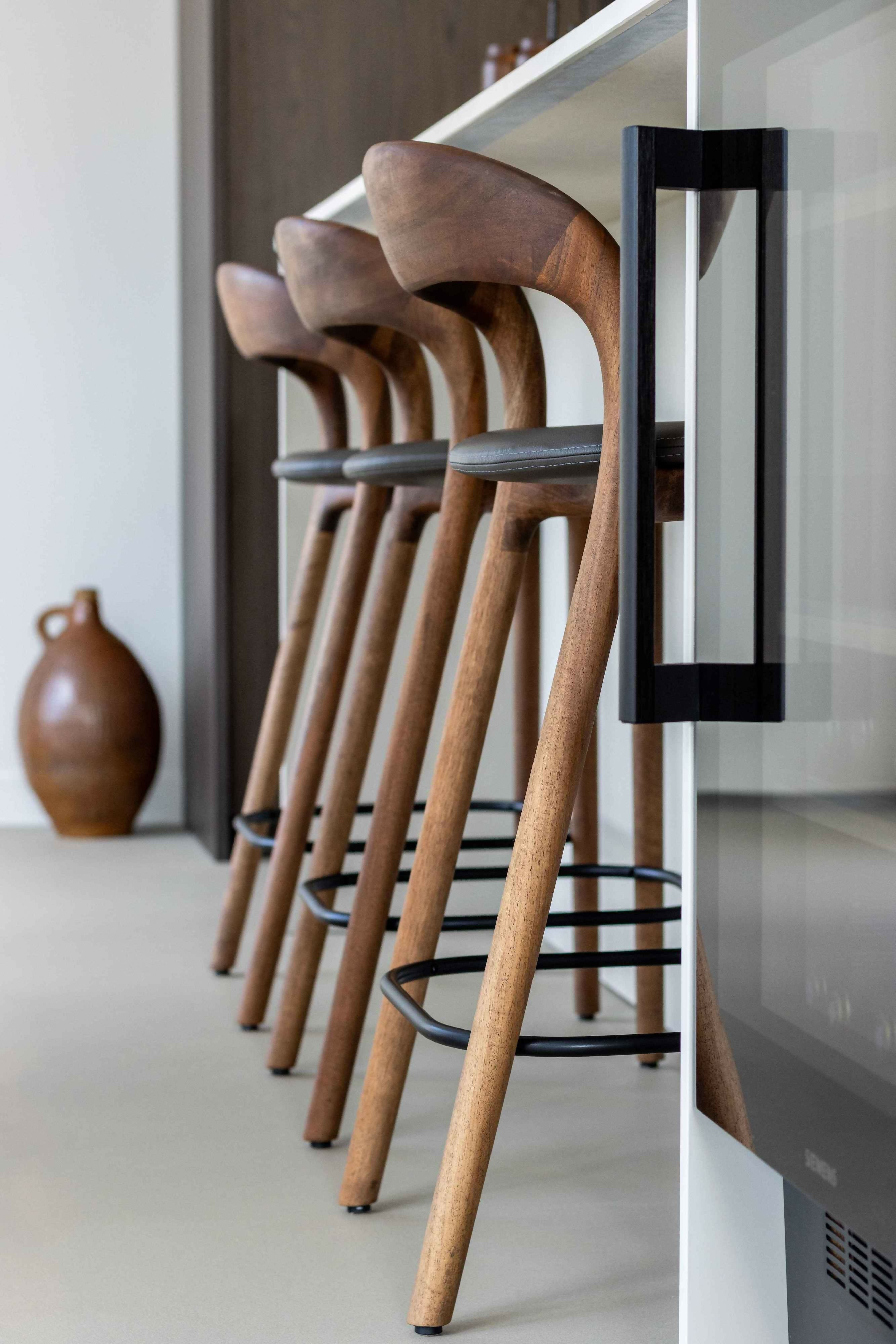 Japandi Keuken met Notenhout-Iemms keukens & interieur-keuken-Japandi Keuken met Notenhout, Stalen Koffienis en Dekton Alabrium-OBLY