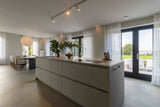 Japandi Keuken met Notenhout-OBLY-keuken-Japandi Keuken met Notenhout, Stalen Koffienis en Dekton Alabrium-OBLY