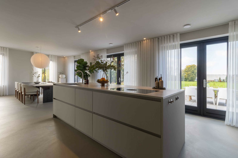 Japandi Keuken met Notenhout-OBLY-keuken-Japandi Keuken met Notenhout, Stalen Koffienis en Dekton Alabrium-OBLY