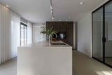 Japandi Keuken met Notenhout-OBLY-keuken-Japandi Keuken met Notenhout, Stalen Koffienis en Dekton Alabrium-OBLY