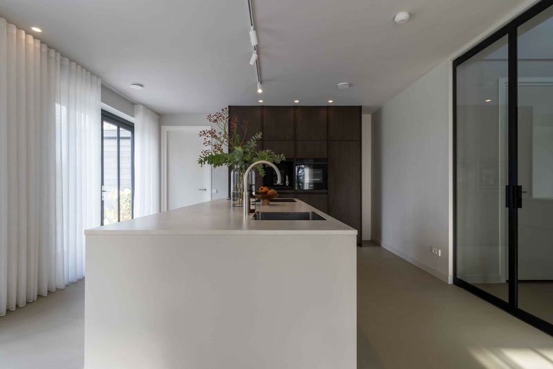 Japandi Keuken met Notenhout-OBLY-keuken-Japandi Keuken met Notenhout, Stalen Koffienis en Dekton Alabrium-OBLY
