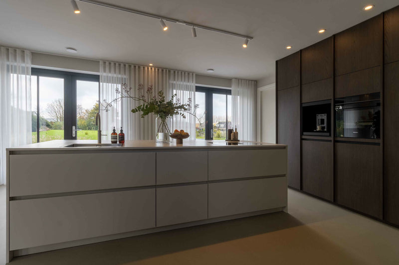 Japandi Keuken met Notenhout-OBLY-keuken-Japandi Keuken met Notenhout, Stalen Koffienis en Dekton Alabrium-OBLY