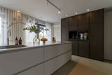 Japandi Keuken met Notenhout-OBLY-keuken-Japandi Keuken met Notenhout, Stalen Koffienis en Dekton Alabrium-OBLY