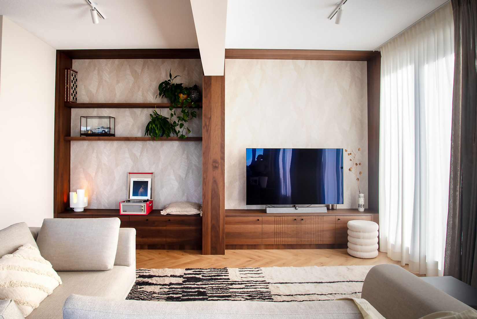 Japandi-stijl appartement met adembenemend uitzicht-Elke Speck interieurontwerp-Donker hout,donker houten keuken,japandi,japandi appartement,luxe woonkamer met uitzicht,maatwerk japandi interieur,Maatwerk kasten,maatwerk kasten appartement,minimalistisch appartement,Minimalistisch interieur,modern appartement design,open keuken appartement,warm minimalistisch interieur,woonkamer-Japandi-stijl appartement -OBLY