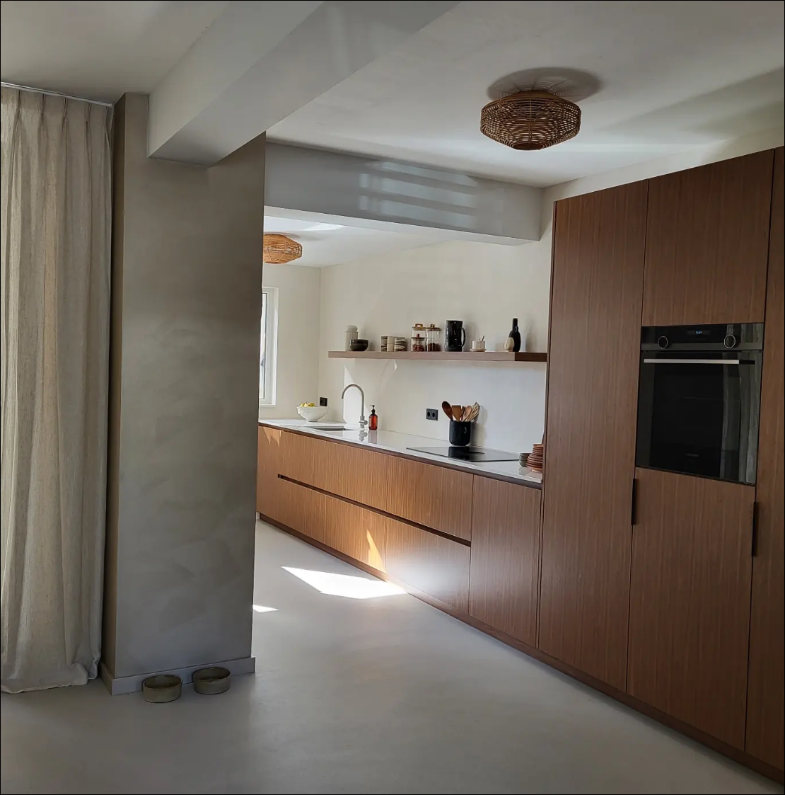 Japandi woonhuis met Lavasteen gietvloer Pearl in Waalre-Berkers Vloeren-Gietvloer,gietvloer interieur,gietvloer MIX kleur,gietvloer villa,gietvloer woning,gietvloer woonkamer-Lavasteen gietvloer Pearl in Japandi woning Waalre-OBLY