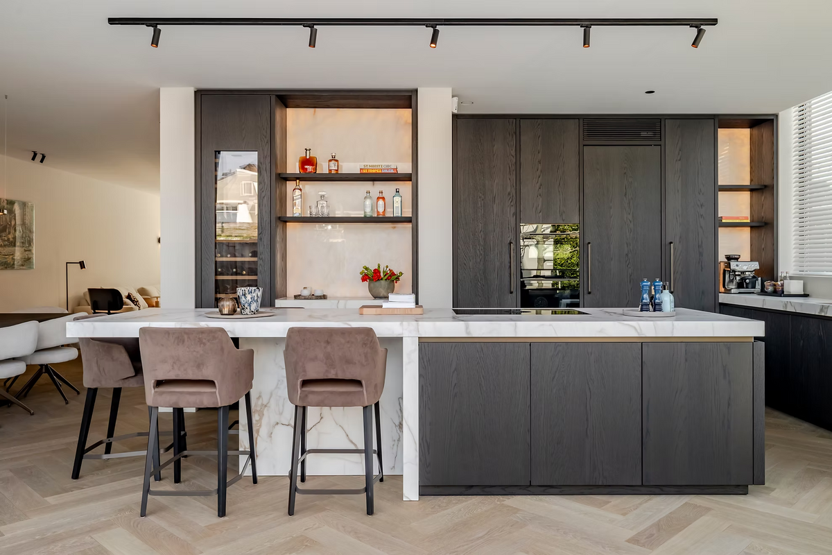 Foto van een keuken in een moderne aanbouw van een jaren 30 woning in Breda. 