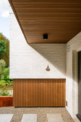 Jaren 70 woning getransformeerd met moderne houten gevelbekleding-Prowood-duurzame gevelbekleding,houten gevelbekleding,jaren 70 woning,luxe exterieur,moderne architectuur,moderne renovatie,thermisch ayous,woningrenovatie modern-Jaren 70 woning moderniseren met houten gevelbekleding-OBLY