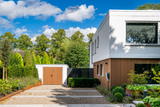 Jaren 70 woning getransformeerd met moderne houten gevelbekleding-Prowood-duurzame gevelbekleding,houten gevelbekleding,jaren 70 woning,luxe exterieur,moderne architectuur,moderne renovatie,thermisch ayous,woningrenovatie modern-Jaren 70 woning moderniseren met houten gevelbekleding-OBLY