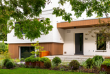 Jaren 70 woning getransformeerd met moderne houten gevelbekleding-Prowood-duurzame gevelbekleding,houten gevelbekleding,jaren 70 woning,luxe exterieur,moderne architectuur,moderne renovatie,thermisch ayous,woningrenovatie modern-Jaren 70 woning moderniseren met houten gevelbekleding-OBLY