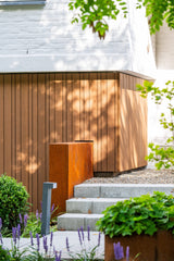 Jaren 70 woning getransformeerd met moderne houten gevelbekleding-Prowood-duurzame gevelbekleding,houten gevelbekleding,jaren 70 woning,luxe exterieur,moderne architectuur,moderne renovatie,thermisch ayous,woningrenovatie modern-Jaren 70 woning moderniseren met houten gevelbekleding-OBLY