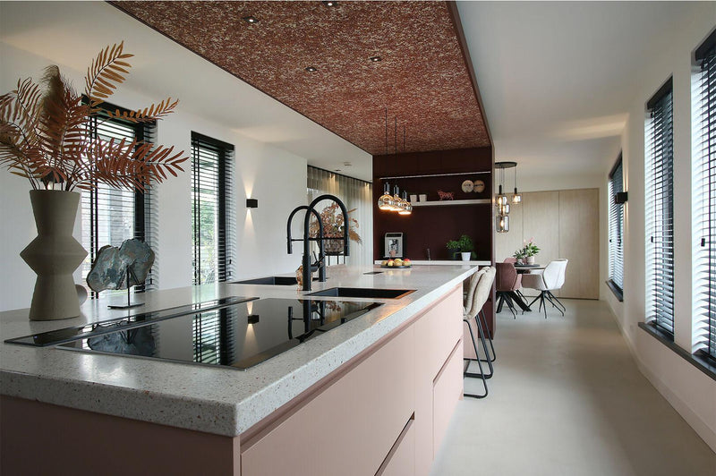 Keuken met plafond van gedroogde rozenblaadjes-residans-Maatwerk keuken met plafond van gedroogde rozenblaadjes | Kleurrijk & -OBLY