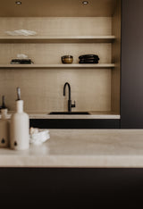 Luxe loft in oude textielfabriek met maatwerk keuken en designtrap