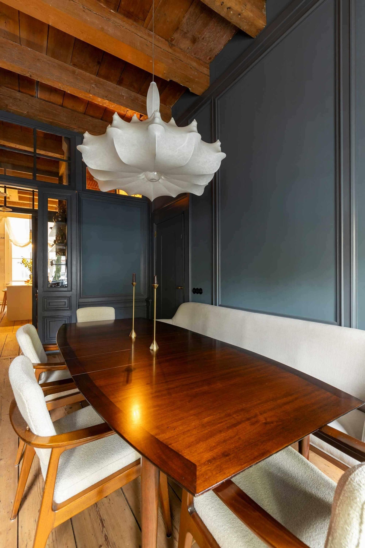 Klassieke Stoffering in Grachtenpand-Pleun Interiors-grachtenpand interieur,interieur Keizersgracht,klassiek interieur,klassiek wonen,linnen gordijnen,luxe stoffering,maatwerk gordijnen,stijlvolle stoffering,warm interieur met natuurlijke materialen,Woonkamer-Klassieke Stoffering in Monumentaal Grachtenpand | Tijdloze Elegantie-OBLY