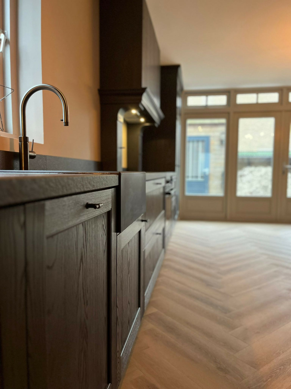 Klassieke maatwerkkeuken in donker hout-MEES Meubels & Interieurs-#donkerekeuken,#houtenkast,#interieurbouw,#keukendesign,#keukenopmaat,#klassiekekeuken,#luxeinterieur,#maatwerkinterieur,#maatwerkkeuken,#maatwerkmeubels,Keuken-OBLY
