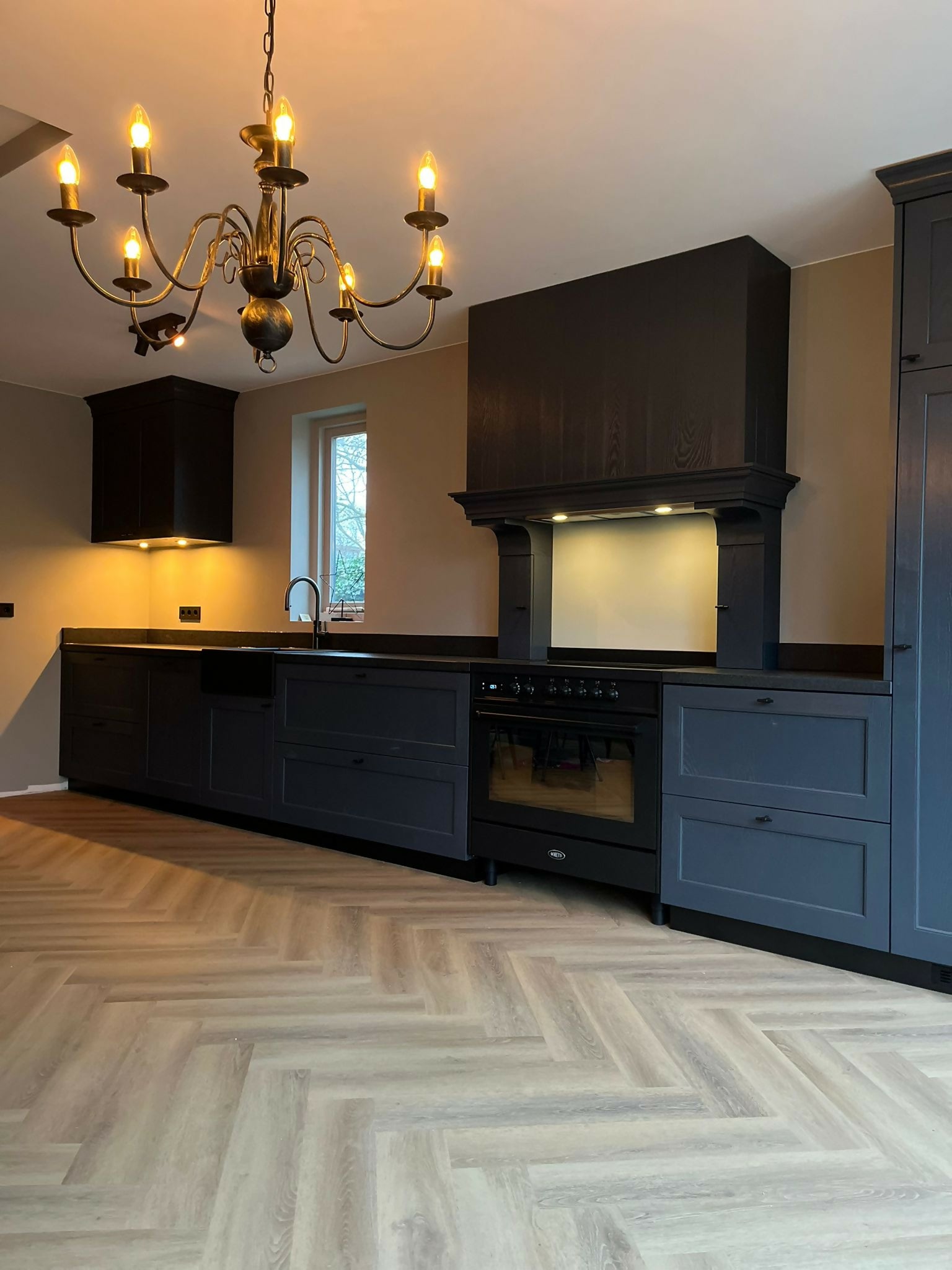 Klassieke maatwerkkeuken in donker hout-MEES Meubels & Interieurs-#donkerekeuken,#houtenkast,#interieurbouw,#keukendesign,#keukenopmaat,#klassiekekeuken,#luxeinterieur,#maatwerkinterieur,#maatwerkkeuken,#maatwerkmeubels,Keuken-OBLY