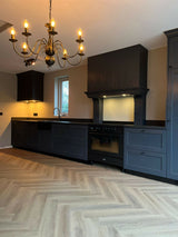 Klassieke maatwerkkeuken in donker hout-MEES Meubels & Interieurs-#donkerekeuken,#houtenkast,#interieurbouw,#keukendesign,#keukenopmaat,#klassiekekeuken,#luxeinterieur,#maatwerkinterieur,#maatwerkkeuken,#maatwerkmeubels,Keuken-OBLY