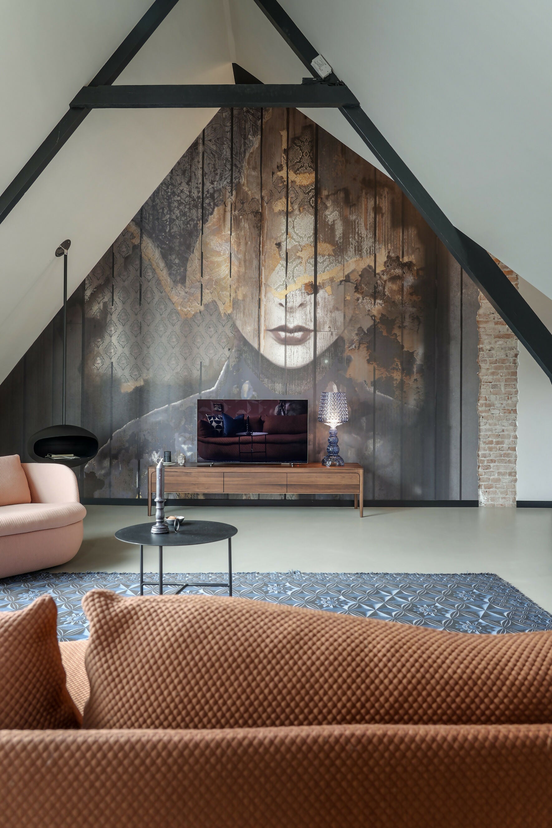 Kleurrijk loft appartement in oude school-Villa 18-Hoge plafonds,Industriële elementen,Loft appartement,Statement verlichting,Woonkamer-Uniek loft in oud schoolgebouw – design & karakter gecombineerd-OBLY