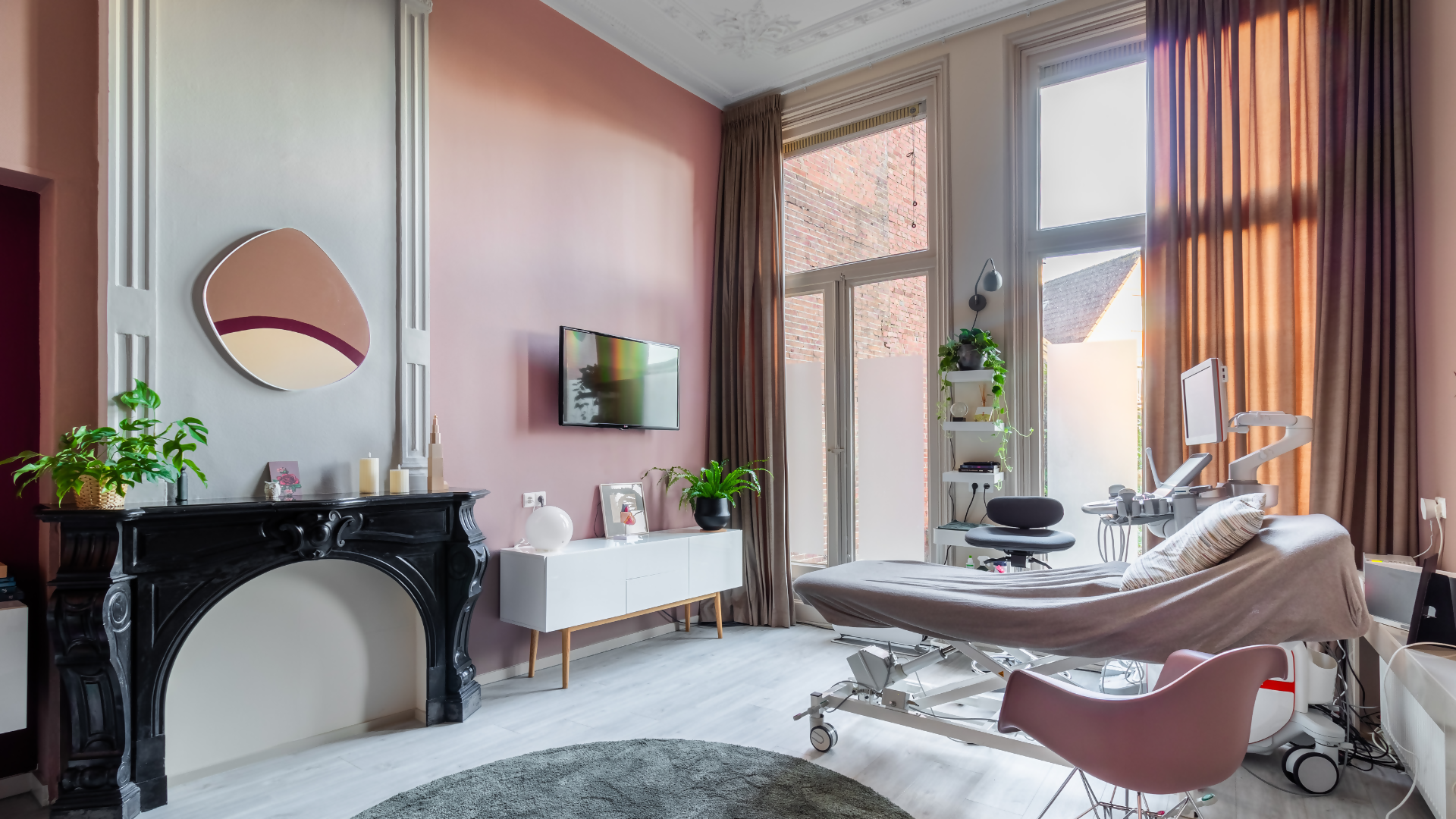 Kleurrijke en warme verlos kundigenpraktijk-DITISDIL-Eetkamer,kleurrijk interieur,modern interieur,praktijk interieur,verloskundigenpraktijk,warm interieur-Kleurrijke en warme verloskundigenpraktijk-OBLY