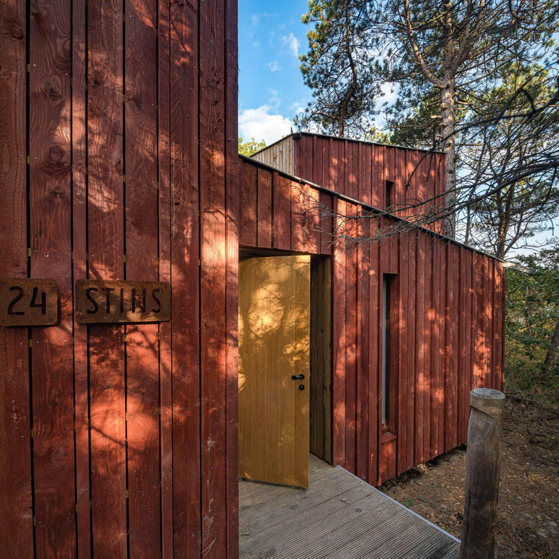 Knus houten huis verscholen in het bos-Brandvries-keuken-Boshuis Burcht – Uniek vakantiehuis op Vlieland -OBLY