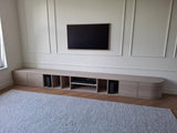 Laag eiken tv-meubel met afgeronde hoek-Perfekt Interieur-design tv meubel,eiken tv meubel,houten tv meubel,laag tv meubel,minimalistisch tv meubel,modern tv meubel,tv meubel op maat-Laag eiken tv-meubel op maat-OBLY