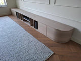 Laag eiken tv-meubel met afgeronde hoek-Perfekt Interieur-design tv meubel,eiken tv meubel,houten tv meubel,laag tv meubel,minimalistisch tv meubel,modern tv meubel,tv meubel op maat-Laag eiken tv-meubel op maat-OBLY