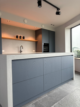 Landelijke maatwerk keuken met blauwe fronten-Len meubelen-Blauwe keuken,Forcrete werkblad,Houten keuken,Keuken,Keuken met kookeiland,Keuken op maat,Klassieke keuken,Landelijke keuken,Miele inbouwapparatuur-OBLY