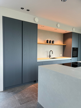 Landelijke maatwerk keuken met blauwe fronten-Len meubelen-Blauwe keuken,Forcrete werkblad,Houten keuken,Keuken,Keuken met kookeiland,Keuken op maat,Klassieke keuken,Landelijke keuken,Miele inbouwapparatuur-OBLY