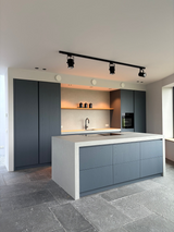 Landelijke maatwerk keuken met blauwe fronten-Len meubelen-Blauwe keuken,Forcrete werkblad,Houten keuken,Keuken,Keuken met kookeiland,Keuken op maat,Klassieke keuken,Landelijke keuken,Miele inbouwapparatuur-OBLY