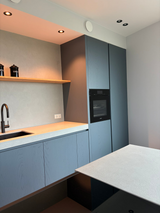 Landelijke maatwerk keuken met blauwe fronten-Len meubelen-Blauwe keuken,Forcrete werkblad,Houten keuken,Keuken,Keuken met kookeiland,Keuken op maat,Klassieke keuken,Landelijke keuken,Miele inbouwapparatuur-OBLY