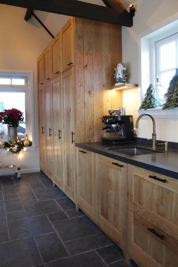 Landelijke maatwerkkeuken met warme houttinten-MEES Meubels & Interieurs-#ambachtelijk,#houtenkast,#interieurbouw,#keukendesign,#keukenopmaat,#landelijkekeuken,#maatwerkinterieur,#maatwerkkeuken,#maatwerkmeubels,#massiefhout,Keuken-OBLY