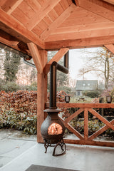 Landelijke overkapping met buitenhaard-Bosmaat-buitenhaard,buitenlounge,houtenoverkapping,landelijketuin,maatwerkhoutbouw,sfeervolletuin,tuinverblijf-Houten Overkapping met Buitenhaard en Loungegedeelte-OBLY