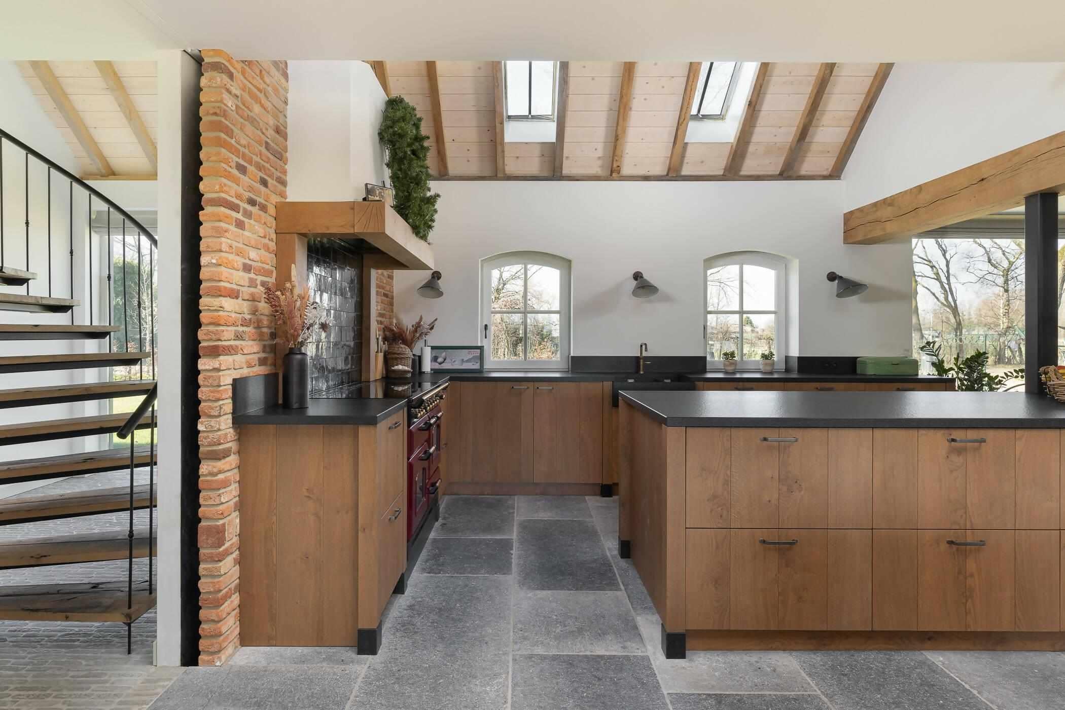 Landelijke vloertegels en wandtegels-Van den Heuvel & Van Duuren-keuken,keuken met houten balken,keuken met houten kasten,keuken met natuursteen vloer,ruime landelijke keuken-landelijke-vloertegels-en-wandtegels-OBLY