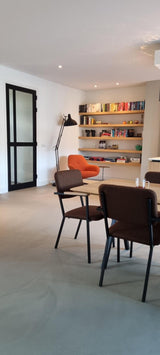 Lavasteen gietvloer Valkenswaard-Berkers Vloeren-lichte woonkamer,moderne woonkamer,open woonkamer keuken,woonkamer met gietvloer,woonkamer met grote ramen-Lavasteen gietvloer Valkenswaard | Italiaanse warmte & Scandinavische -OBLY