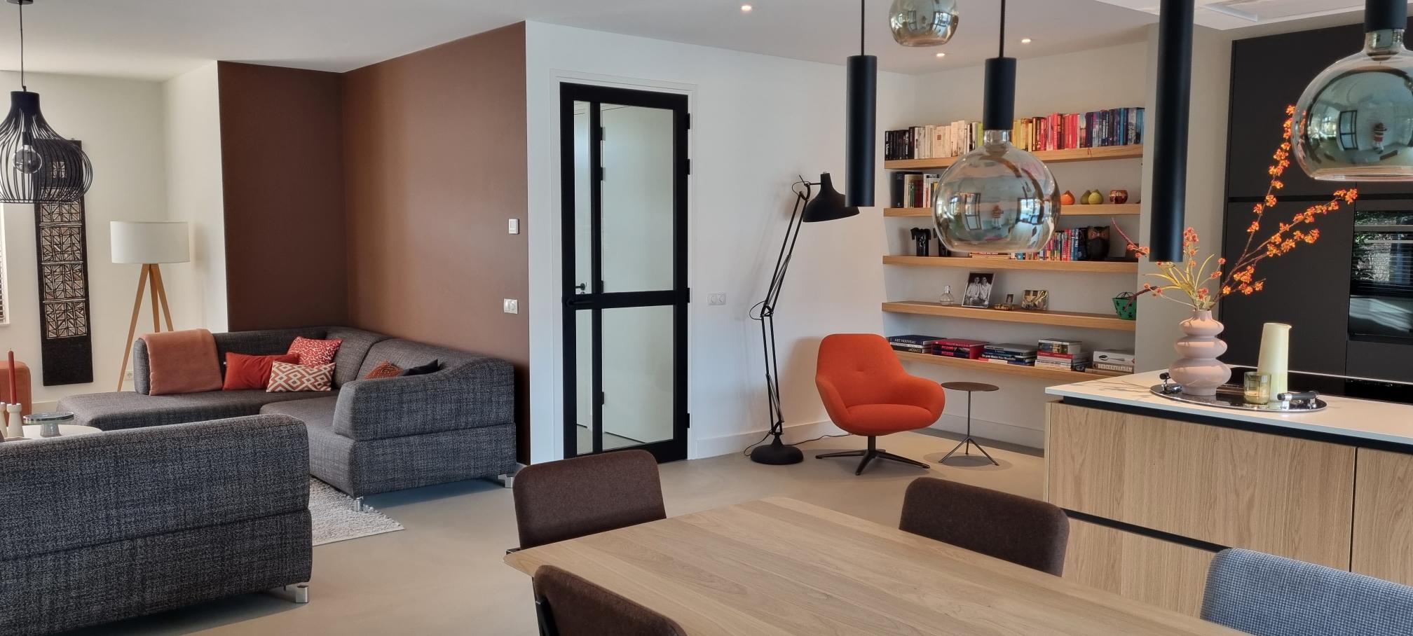 Lavasteen gietvloer Valkenswaard-Berkers Vloeren-lichte woonkamer,moderne woonkamer,open woonkamer keuken,woonkamer met gietvloer,woonkamer met grote ramen-Lavasteen gietvloer Valkenswaard | Italiaanse warmte & Scandinavische -OBLY