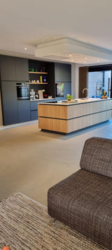 Lavasteen gietvloer Valkenswaard-Berkers Vloeren-lichte woonkamer,moderne woonkamer,open woonkamer keuken,woonkamer met gietvloer,woonkamer met grote ramen-Lavasteen gietvloer Valkenswaard | Italiaanse warmte & Scandinavische -OBLY