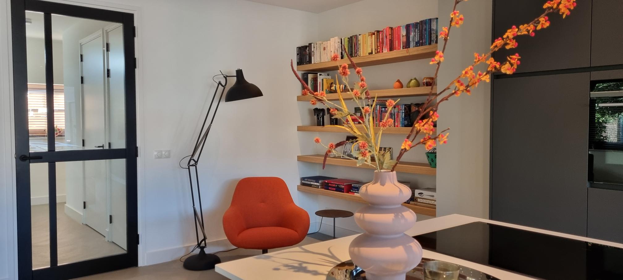 Lavasteen gietvloer Valkenswaard-Berkers Vloeren-lichte woonkamer,moderne woonkamer,open woonkamer keuken,woonkamer met gietvloer,woonkamer met grote ramen-Lavasteen gietvloer Valkenswaard | Italiaanse warmte & Scandinavische -OBLY