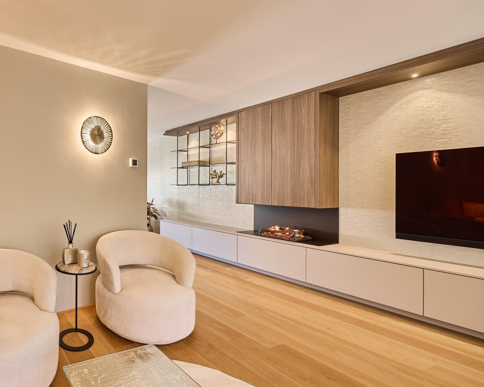 Licht en warm interieur met maatwerk wandmeubel en bronzen keuken-Aangenaam Interieuradvies-hal inspiratie,Interieur inspiratie,Interieurontwerp,Lichtplan,Maatwerk interieur,Maatwerk kast,moderne woonkamer,wandmeubel,woonkamer inspiratie-Warm interieur met maatwerk wandmeubel | Purmerend-OBLY