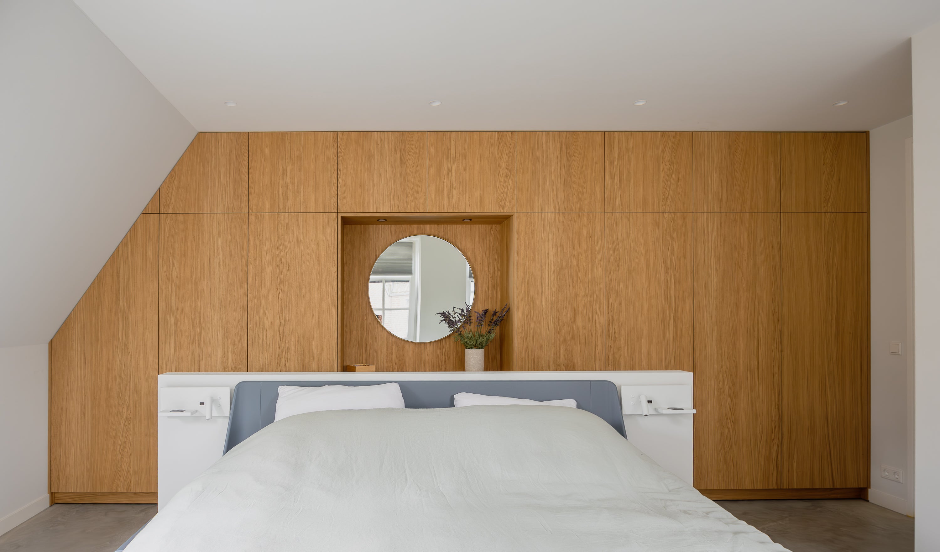 Luxe slaapkamer en badkamer met maatwerk-Witteveen interieur architecten-complete woninginrichting,gezinswoning inspiratie,houten interieur,inloopkast op maat,Keuken,moderne woonkeuken,Woonkamer-Lichte Gezinswoning met Maatwerk Interieur -OBLY