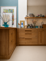 Lichte leefkeuken met maatwerk eiken keuken-Koolhoven-Eiken keuken,Houten keuken,Keuken inspiratie,Kookeiland,leefkeuken,maatwerk keuken,moderne keuken-OBLY