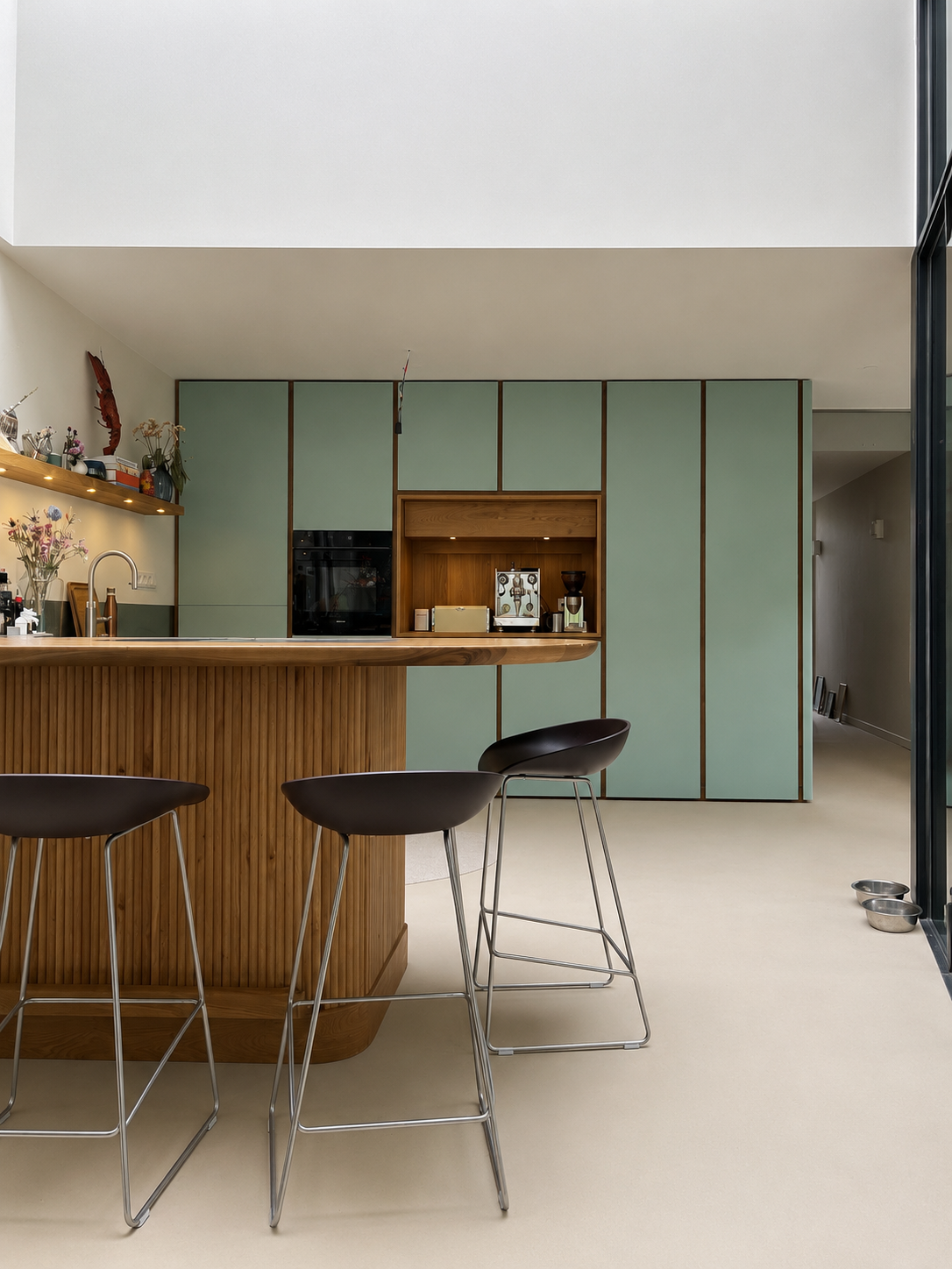 Lichte leefkeuken met maatwerk eiken keuken-Koolhoven-Eiken keuken,Houten keuken,Keuken inspiratie,Kookeiland,leefkeuken,maatwerk keuken,moderne keuken-OBLY