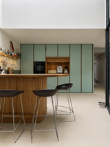Lichte leefkeuken met maatwerk eiken keuken-Koolhoven-Eiken keuken,Houten keuken,Keuken inspiratie,Kookeiland,leefkeuken,maatwerk keuken,moderne keuken-OBLY