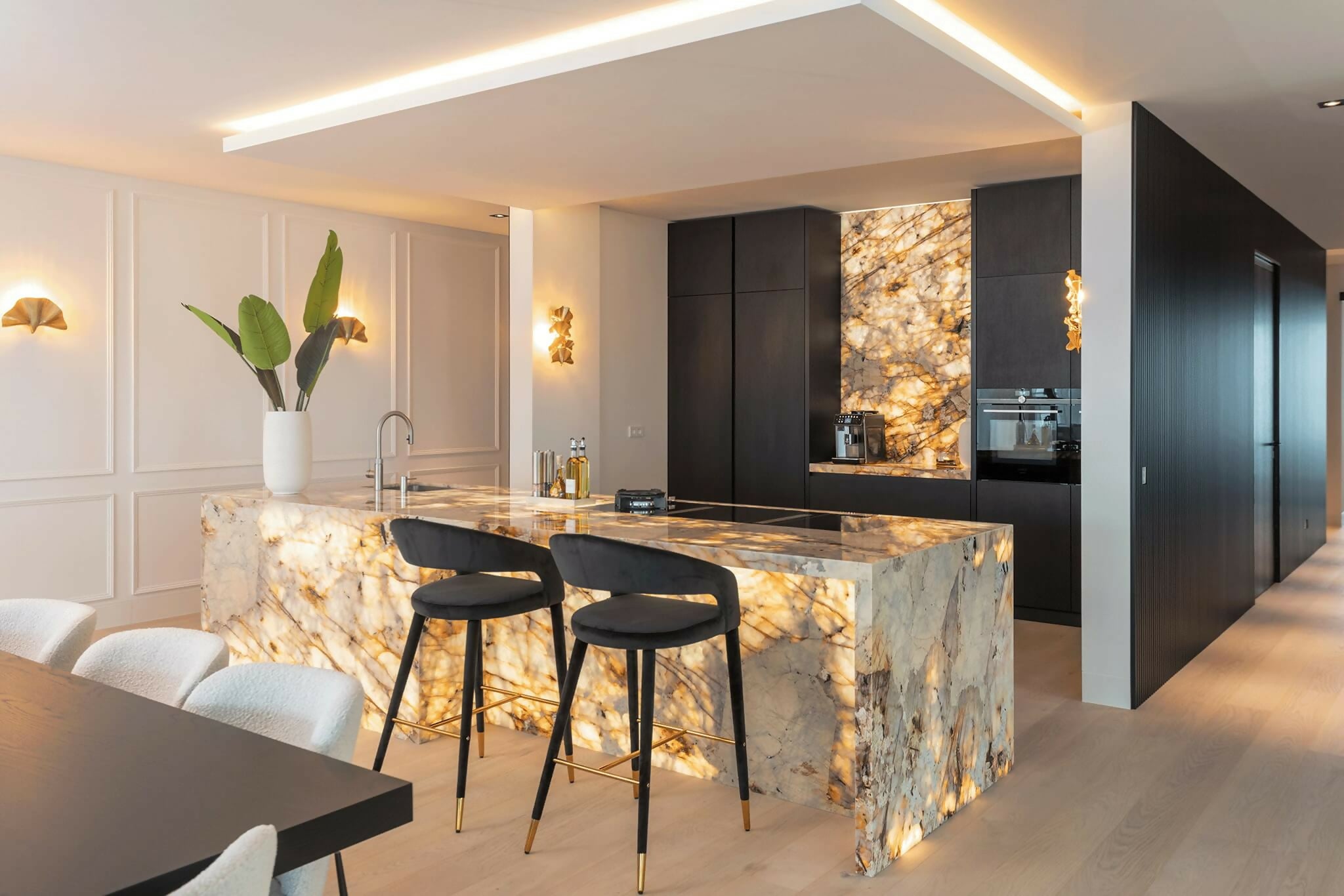 Luxe Keuken met verlicht doorschijnend marmer-MERENO-design keuken,marmer keuken,mereno monza,verlichte keuken-Verlichte Marmeren Keuken -OBLY