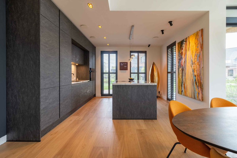 Luxe Leefkeuken-Iemms keukens & interieur-woonkamer-Luxe Leefkeuken met Betonlook, Wijnbar en Dekton Werkblad-OBLY